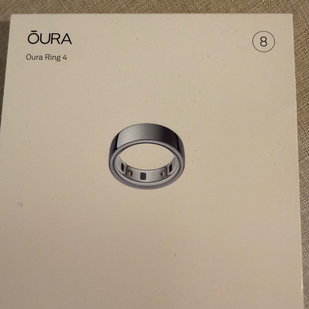 Oura Ring 4 in Elegant Silver